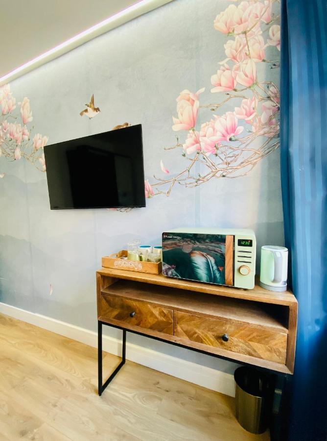 New Studio Flat Overlooking City Centre Kingston upon Thames  Dış mekan fotoğraf